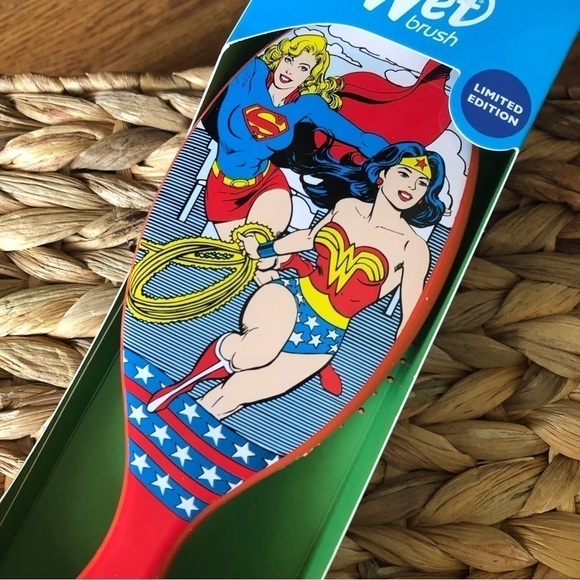 Wet x DC: Super Woman & Wonder Woman original detangler hair brush - Picture 2 of 3